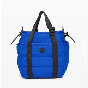 Lululemon Dash All Day bucket bag in wild blue.